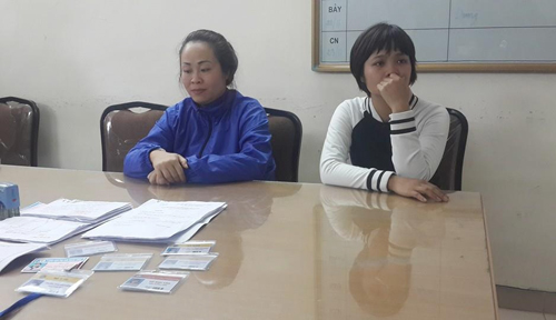 Lê Thị Bích Hạnh (phải) và Vương Thúy Nga (trái) cùng một số tang vật tại cơ quan công an
