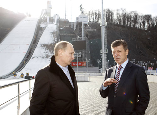 Phó thủ tướng Dmitry Kozak (phải), một trong những người thân cận với Tổng thống Vladimir Putin, nằm trong danh sách trừng phạt của Mỹ. Ảnh: Reuters