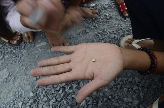 “Vàng” người dân nhặt được có kích thước to cỡ đầu đũa, tách rời hoặc dính vào các mẫu đá dăm rải mặt đường