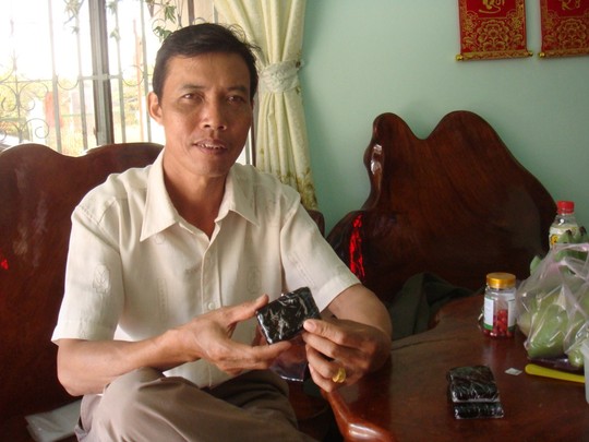 Ông Thân Văn Sáu đang kể về quy trình nấu cao ngựa. Ông Thân Văn Sáu đang kể về quy trình nấu cao ngựa.