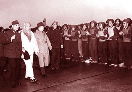 Chủ tịch Hồ Chí Minh thăm Đoàn không quân Sao Vàng nhân dịp Tết Đinh Mùi (9/2/1967). Đại tá Phùng Thế Tài - Tư lệnh quân chủng Phòng không-Không quân (người đi bên phải Bác). Ảnh: www.qdnd.vn