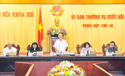 Chủ tịch Quốc hội Nguyễn Sinh Hùng phát biểu tại Phiên họp thứ 30 của Ủy ban Thường vụ Quốc hội khóa XIII khai maạc ngày 11-8. Ảnh: TTXVN.
