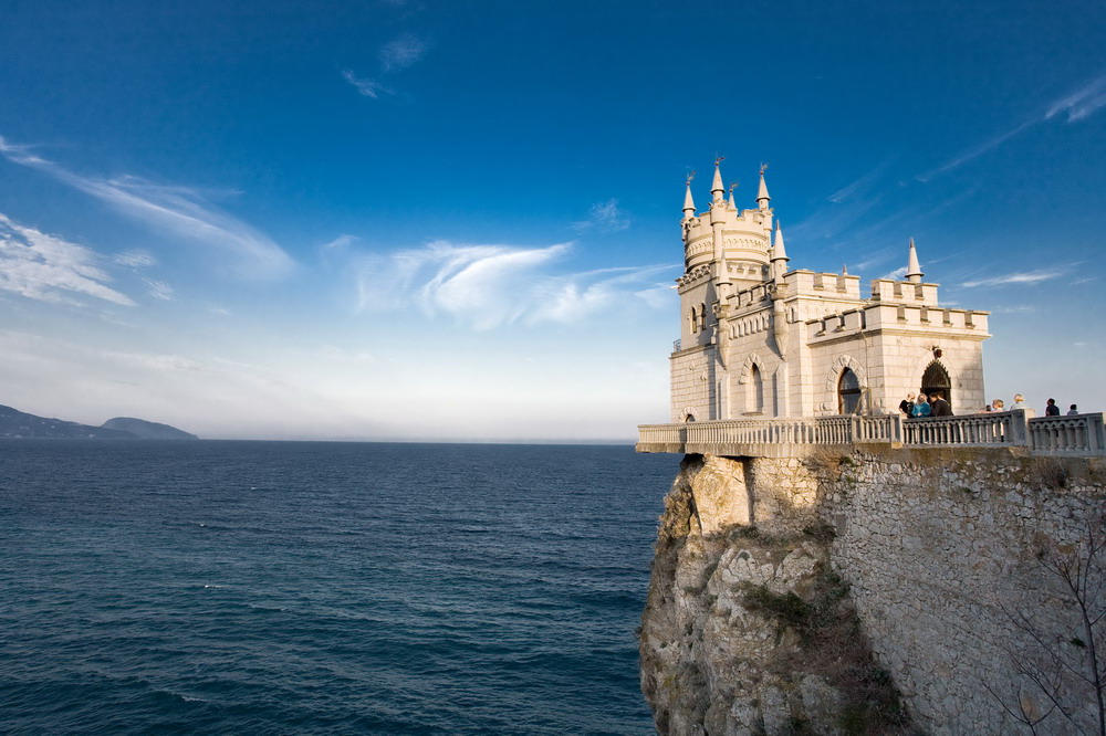 Bán đảo Crimea - một thước phim đắm chìm trong vẻ đẹp hoang sơ, huyền ảo của nó. Đồng thời, được trải nghiệm các hoạt động thú vị như chèo thuyền, lặn biển hay đơn giản chỉ ngắm cảnh - hẳn sẽ làm bạn không thể bỏ qua bất kỳ giây phút nào cùng hình ảnh này.
