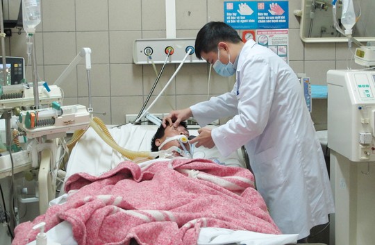 Một bệnh nhân bị ngộ độc rượu được điều trị tại Trung tâm chống độc Một bệnh nhân bị ngộ độc rượu được điều trị tại Trung tâm chống độc