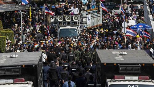 Người biểu tình chống chính phủ trên đường phố Thái Lan. Ảnh: Bangkok Post