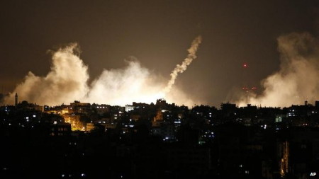 Khói bốc lên cuồn cuộn tai Gaza sau cuộc đổ bộ của Israel