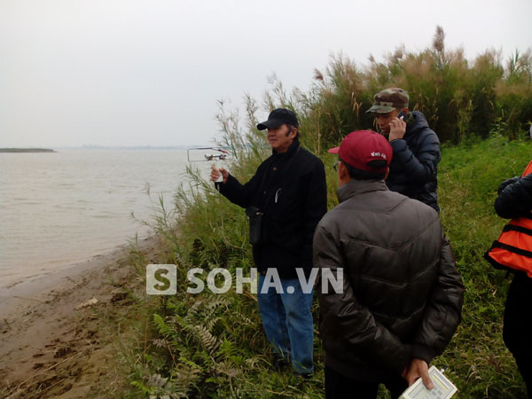TS Vũ Văn Bằng cùng các thành viên trong gia đình tiến hành khảo sát, xác định các điểm nghi vấn trong buổi khai quật ngày 9/1 tại khu vực bãi Tự Nhiên (Thường Tín, Hà Nội).