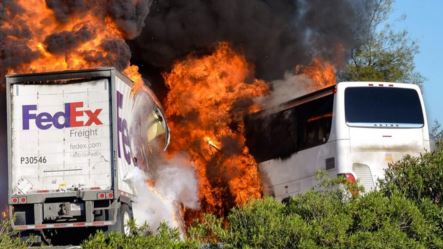 Xe khách và xe tải của hãng Fedex bốc
cháy sau khi tông vào nhau.