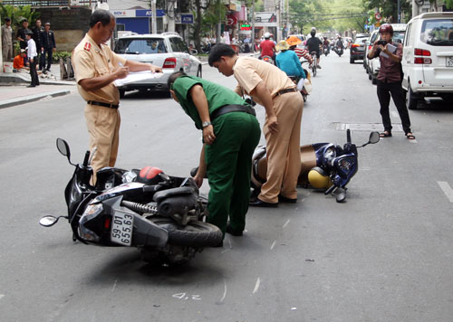 Hai trong 4 xe máy bị ô tô đâm ngã. Ảnh: An Nhơn