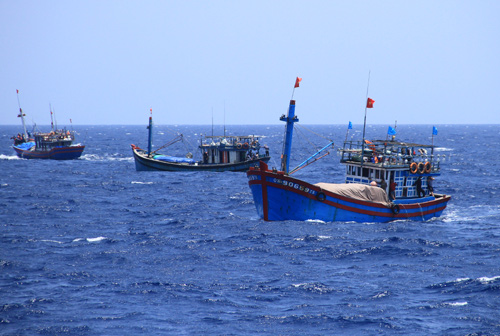 Tàu cá của ngư dân Việt Nam gần khu vực Trung Quốc hạ đặt giàn khoan trái phép. Ảnh: Nguyễn Đông.