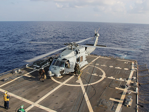 Trực thăng Hải quân Mỹ trở về tàu USS Pinckney ở vịnh Thái Lan sau khi tìm kiếm máy bay mất tích hôm 9-3Ảnh: EPA