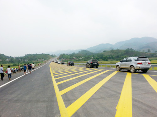 Đoạn đường cao tốc Nội Bài- Lào Cai chính thức thông xe, khai thác tạm từ sáng 14-6 Đoạn đường cao tốc Nội Bài- Lào Cai chính thức thông xe, khai thác tạm từ sáng 14-6