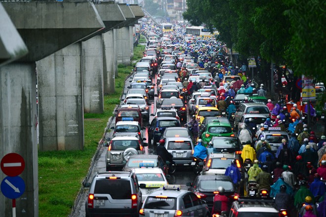 Hà Nội tê liệt vì mưa, bố cõng con tới trường