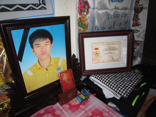 Những bằng khen, huy hiệu của các ngành, các cấp được đặt trang trọng bên di ảnh anh Trần Hữu Trọng.