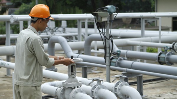 Công nhân vận hành trạm bơm Trúc Bạch. Ảnh: Tiền Phong