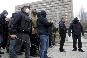 Nhóm người có vũ trang chiếm đồn cảnh sát ở Slavyansk (Nguồn: AP)