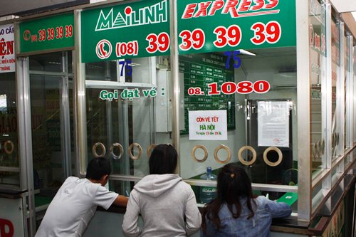 Khách đến mua vé xe Tết tại Bến xe Miền Đông