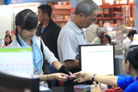 Hiện hệ thống bán vé tàu điện tử đã bán thành công 160.000 vé (ảnh: Quốc Anh)