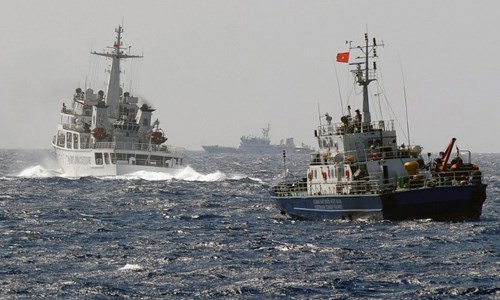 Tàu cảnh sát biểnTrung Quốc chặn tàu cảnh sát biển Việt Nam gần địa điểm hạ đặt giàn khoan Hải Dương 981 hôm 14/5. Ảnh:AFP