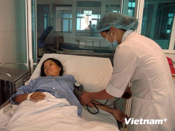 Bác sỹ cấp cứu cho một phụ nữ đang mang thai bị ngộ độc. (Ảnh: Công Hải/Vietnam )