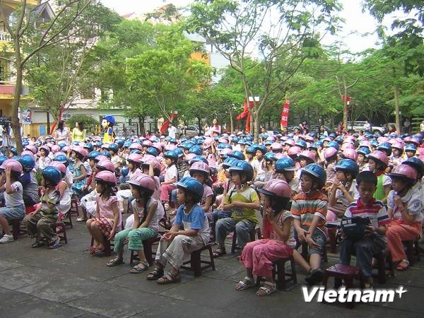 Tuyên truyền về đội mũ bảo hiểm cho học sinh tiểu học. (Ảnh: Phạm Mai/Vietnam )