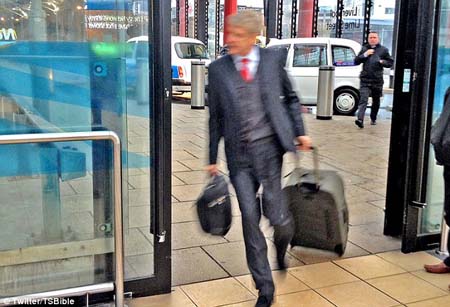 HLV Wenger ngã sõng soài trên đường rời khỏi Liverpool