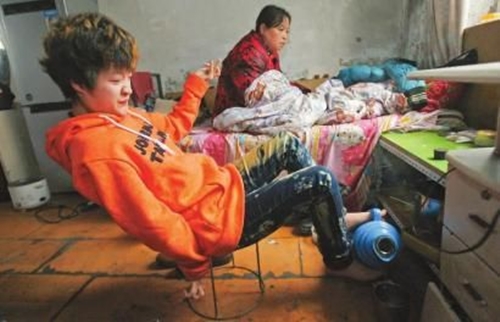 Xúc động cô gái chăm sóc mẹ mù lòa bằng đôi chân suốt 6 năm qua 1 Xúc động cô gái chăm sóc mẹ mù lòa bằng đôi chân suốt 6 năm qua 1