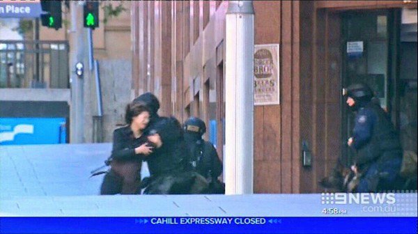 Cập nhật: 5 con tin hoảng sợ chạy thoát khỏi kẻ bắt cóc trong quán cafe ngay giữa Sydney 10