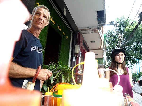 Chuyện đời của ông Tây bán xúc xích dạo nổi tiếng Sài Gòn 10