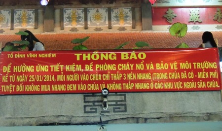 Nhiều ngôi chùa kêu gọi người đi lễ hạn chế thắp nhang.
