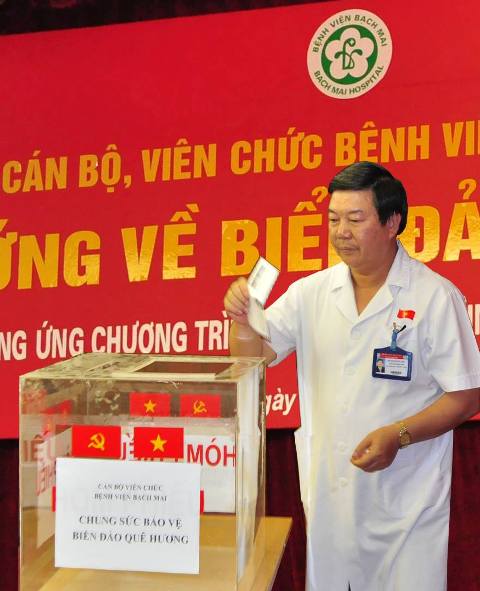 PGS.TS Nguyễn Quốc Anh, Giám đốc BV Bạch Mai ủng hộ vì biển đảo quê hương. Ảnh: Thế Anh.
