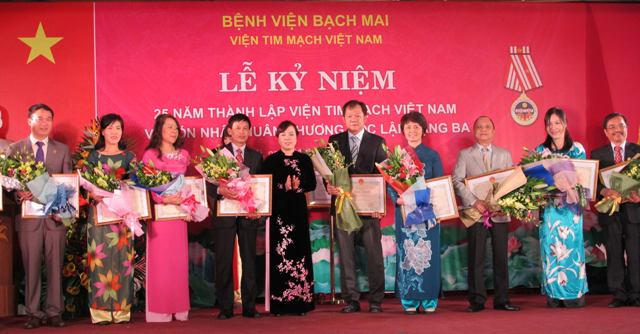 Bộ trưởng Bộ Y tế Nguyễn Thị Kim Tiến tặng thưởng cho các cá nhân có thành tích xuất sắc của Viện Tim mạch Việt Nam.