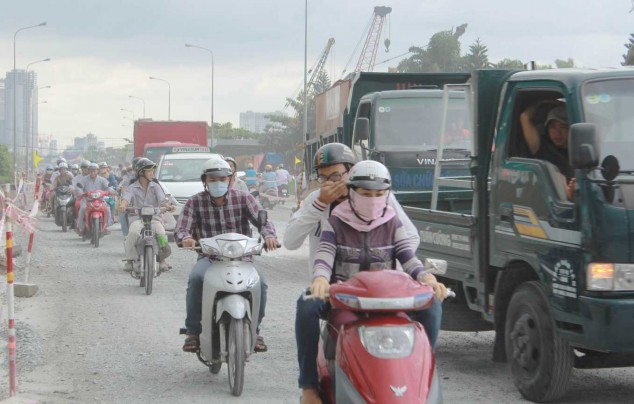 Người dân Thủ đô lâu nay đã quen kết bạn với ô nhiễm không khí.
