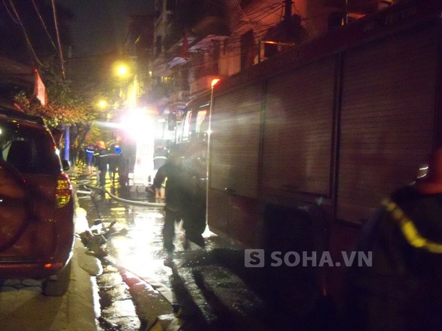 Cháy ngùn ngụt trong đêm, 10 căn hộ ở Hà Nội chìm trong biển lửa