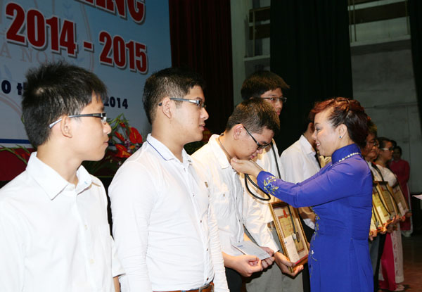 Bộ trưởng Nguyễn Thị Kim Tiến trao quà của Bộ trưởng và học bổng của&nbsp;báo SK&amp;ĐS cùng Tập đoàn Amway cho sinh viên ưu tú của trường. Ảnh: TM