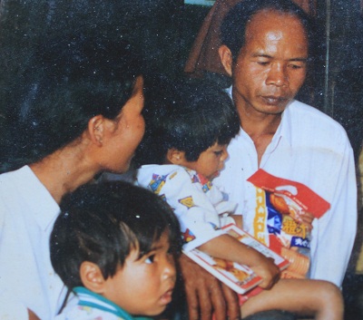 Bé A Ly được A Trũi cứu thoát khỏi hủ tục.