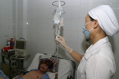 Theo dõi truyền dịch cho bệnh nhân. Ảnh: Trần Minh