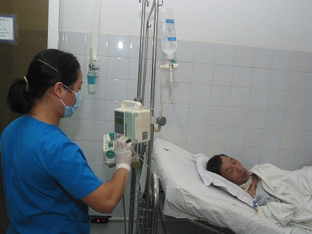 Khi sử dụng dịch truyền cần theo dõi sát sao chỉ số huyết động. Ảnh: Trần Minh