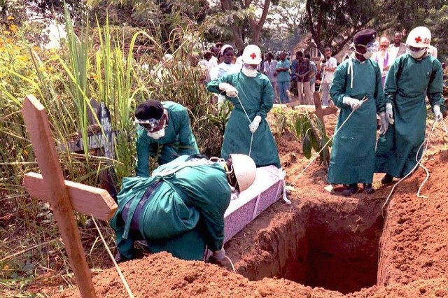 Rợn người hình ảnh chết chóc ở tâm đại dịch Ebola 11