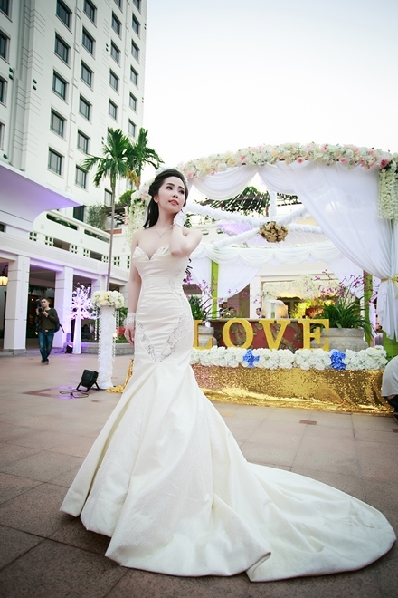 Áo dài cưới của Hoàng Hải được đấu giá 12.000 USD | Đấu Giá Rồng Việt
