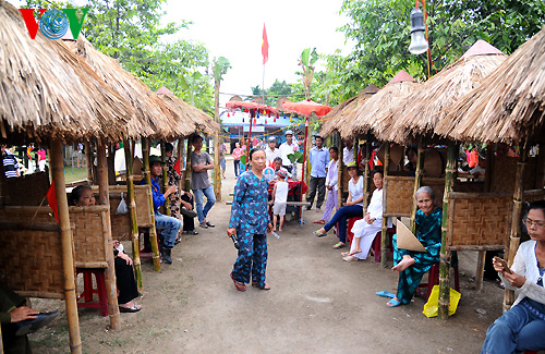 Chợ quê ở Festival Huế không hấp dẫn du khách, luôn trong cảnh vắng vẻ.