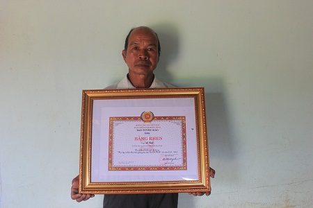 Thầy giáo A Trũi được Ban Tuyên giáo Trung ương tặng Bằng khen.