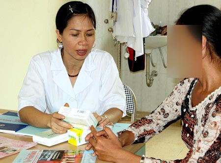 Tư vấn cho phụ nữ nhiễm HIV về lợi ích của việc điều trị dự phòng lây truyền HIV từ mẹ sang con.