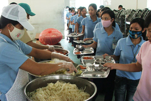  	Ăn chặn, bớt xén bữa ăn của người lao động là một hành vi thiếu đạo đức, vô cảm. (Ảnh chỉ mang tính chất minh họa).