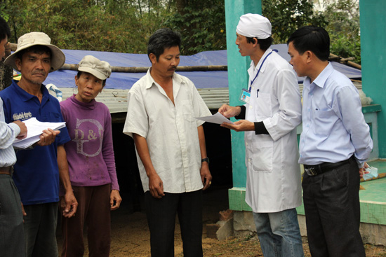 Cán bộ y tế tuyên truyền cho người dân phòng chống cúm gia cầm.