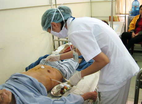 Chăm sóc để phòng nhiễm khuẩn cho người bệnh sau phẫu thuật ung thư.