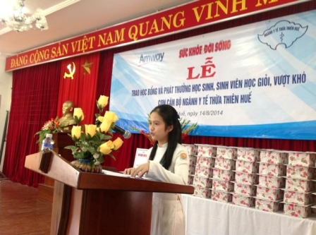 Em Đoàn Thị Thanh Bình lớp 12 chuyên Văn Trường Quốc học Huế, học giỏi 12 năm liền hứa tiếp tục học giỏi hơn nữa