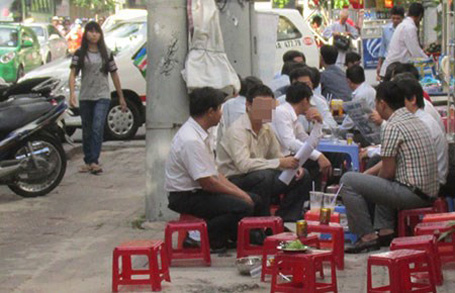 Hầu như lúc nào cũng có thể bắt gặp cảnh người lao động Việt Nam ngồi quán cà phê vào mỗi buổi sáng. Ảnh: Văn Tĩnh.