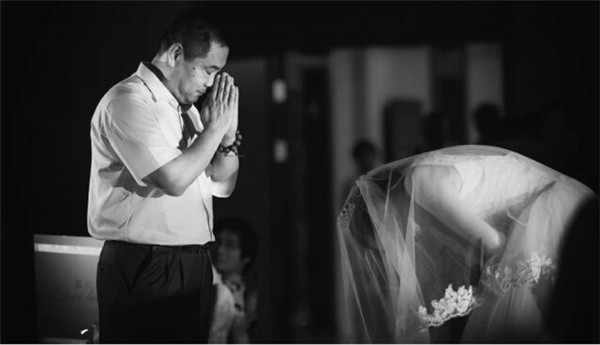 Chùm ảnh lay động trái tim: Những người bố khóc trong ngày cưới của con gái 10