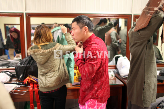 Chấm bi màu hồng đỏ là tông màu chủ đạo của cô Đẩu năm nay.